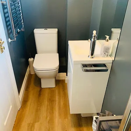 Hops Cottage, - 2 Bedroom With Private Parking In Gated Mews *