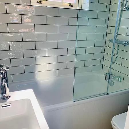 Hops Cottage, - 2 Bedroom With Private Parking In Gated Mews 얌