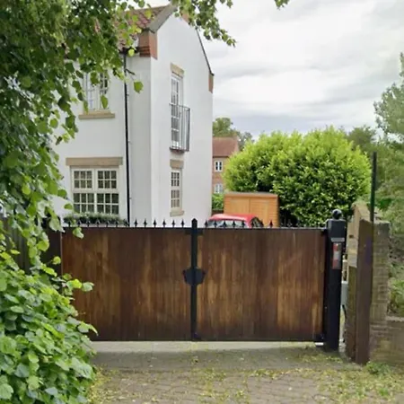 Hops Cottage, - 2 Bedroom With Private Parking In Gated Mews *