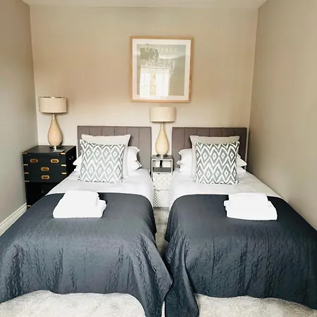 Hops Cottage, - 2 Bedroom With Private Parking In Gated Mews