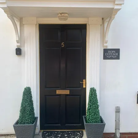 Hops Cottage, - 2 Bedroom With Private Parking In Gated Mews 펜션 얌