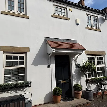 Holiday home Hops Cottage, - 2 Bedroom With Private Parking In Gated Mews Yarm